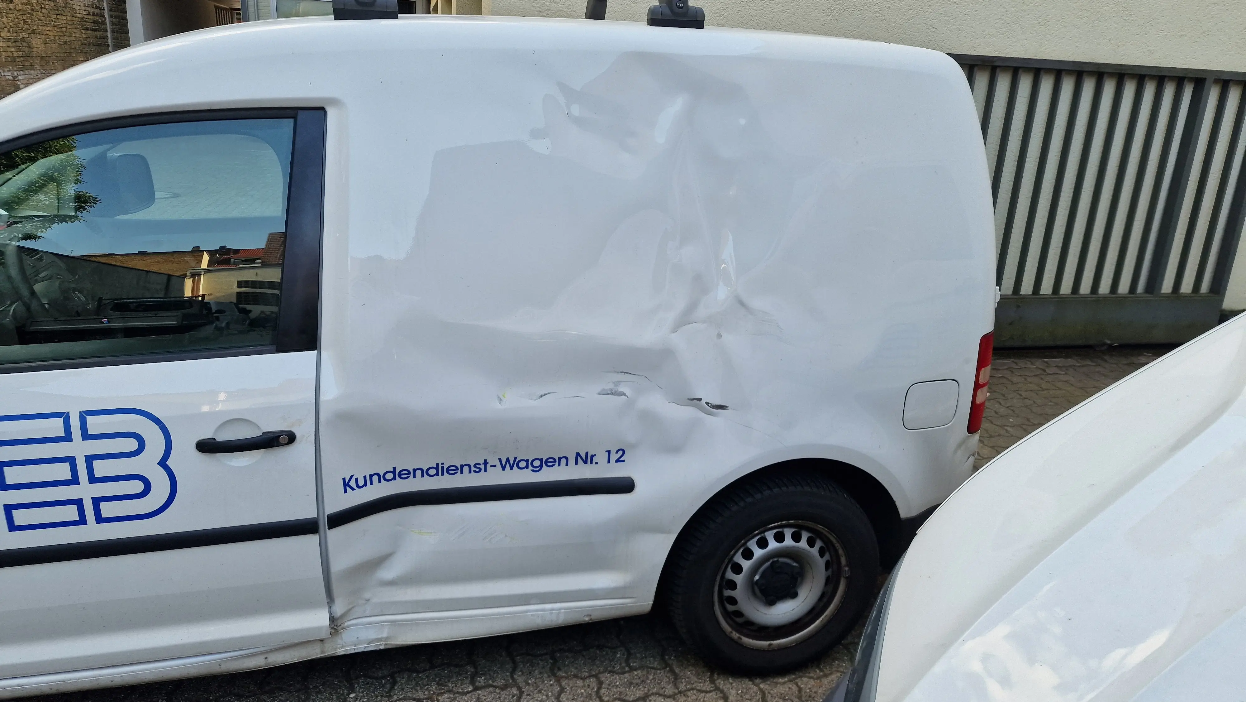 Beschädigter Kleintransporter Mercedes Sprinter nach Kollision mit Roller in Karlsruhe-Daxlanden